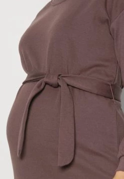 ONLY MATERNITY Donna OLMADELE LIFE LONG BELT DRESS - Vestito Di Maglina - Brown -Negozio al dettaglio ONLY MATERNITY 172df06ad0fa48c1ab2fcc4d66f57a2d