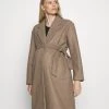 ONLY MATERNITY Donna OLMTRILLION LONG BELT COATIGAN - Cappotto Classico - Brown 1 ONLY MATERNITY Donna OLMTRILLION LONG BELT COATIGAN - Cappotto Classico - Brown -Negozio al dettaglio ONLY MATERNITY 34b18ed134834bc29bfaa6cb5c4b6b74