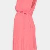 ONLY MATERNITY Donna OLMPETUNIA PLISSE DRESS - Vestito Elegante - Calypso Coral -Negozio al dettaglio ONLY MATERNITY 41c95801dcbb4be49ddb7e177795d26b