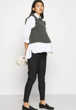 ONLY MATERNITY Donna OLMPOPTRASH CLASSIC PINSTRIPE FRILL - Pantaloni - Black -Negozio al dettaglio ONLY MATERNITY bd0e0720bcb44c29a0b410a68686c7d4